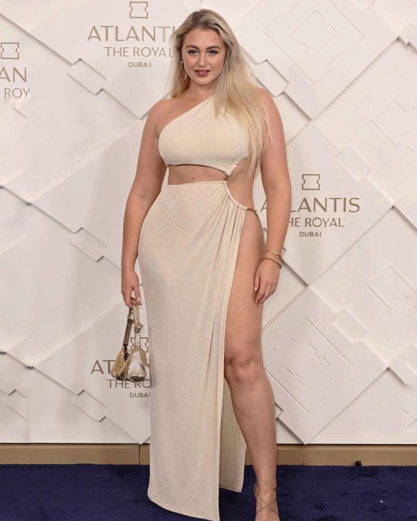 Iskra Lawrence Forgets Her Panties in Dubai!