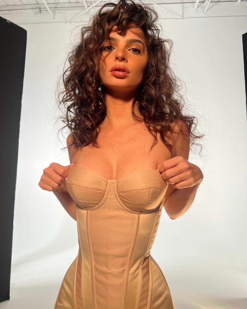 Emily Ratajkowski Rocks a Corset!