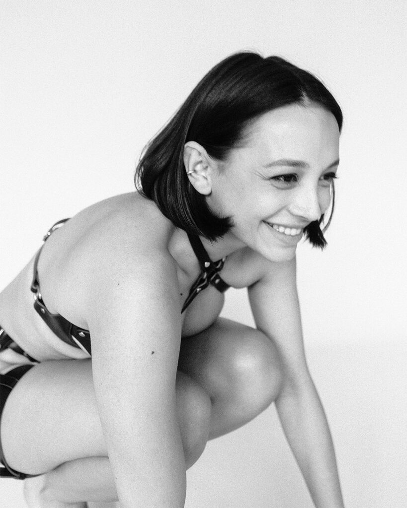 Lesser Known Model Olivia Linz in a Fun Photoshoot!